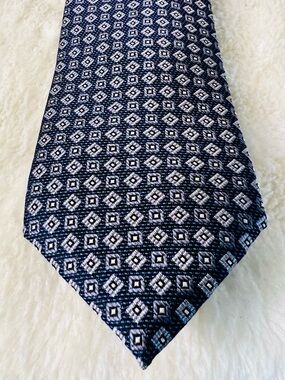 Perry Ellis Navy and White Geometric Silk Tie